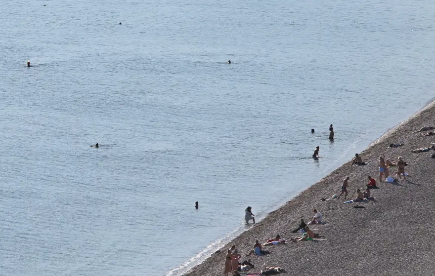 Gündüz güneşlenip, akşam soba yakıyorlar. Aralık ayında sıcaklık 24 derece 1