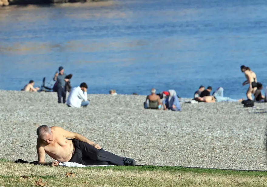 Gündüz güneşlenip, akşam soba yakıyorlar. Aralık ayında sıcaklık 24 derece 3