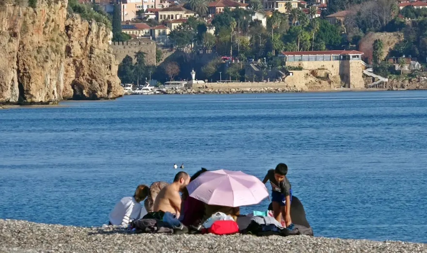 Gündüz güneşlenip, akşam soba yakıyorlar. Aralık ayında sıcaklık 24 derece 2