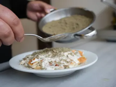 Fakirlikten ortaya çıkan yemek şimdi vazgeçilmez oldu. Simit ve kemik suyuyla hazırlanıyor