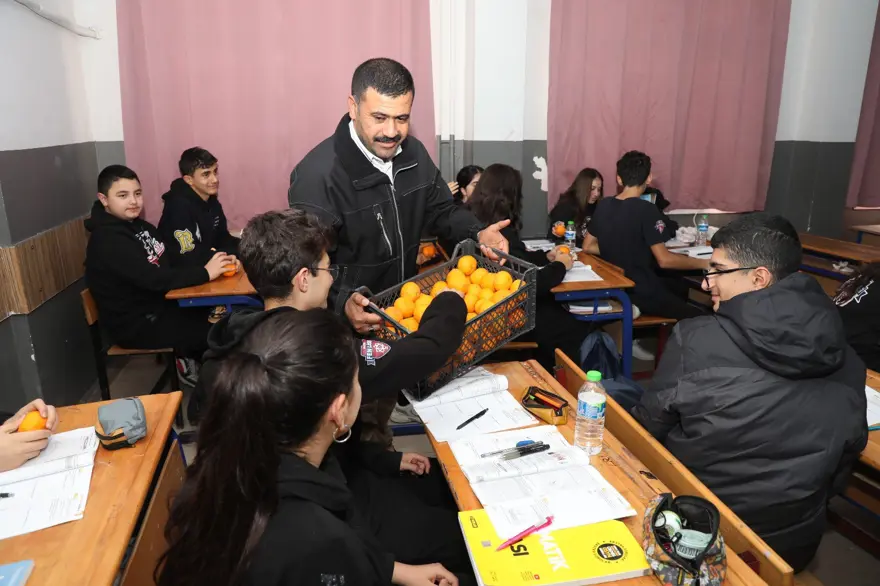 Fiyatı 2 liraya düştü, 320 ton mandalina bedava dağıtıldı 2 Fiyatı 2 liraya düştü, 320 ton mandalina bedava dağıtıldı 2