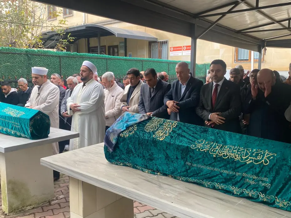 Pendik'teki yangında ölen 3 çocuğun cenazesi toprağa verildi