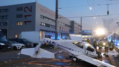 Almanya'da caddeye acil iniş yapan küçük uçak trafik levhasına çarptı