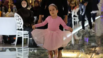 SMA&#x27;lı minik Asya bağımsız hareket edemezken, şimdi bale sahnelerinde