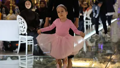 SMA'lı minik Asya bağımsız hareket edemezken, şimdi bale sahnelerinde