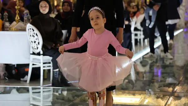 SMA&#x27;lı minik Asya bağımsız hareket edemezken, şimdi bale sahnelerinde