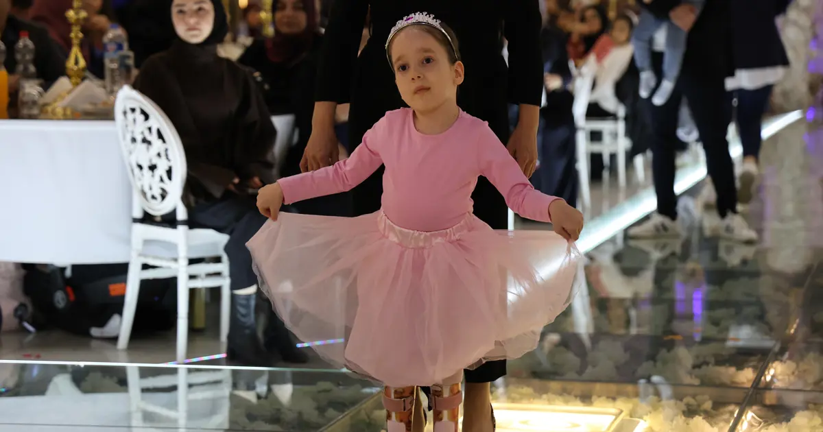 SMA'lı minik Asya bağımsız hareket edemezken, şimdi bale sahnelerinde