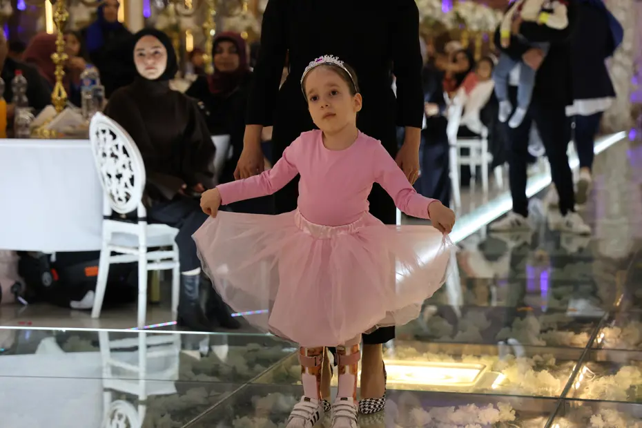 SMA'lı minik Asya bağımsız hareket edemezken, şimdi bale sahnelerinde