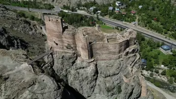 Türkiye'de ayakta duran bin yıllık ihtişam. Orta Çağ filmlerinden fırlamış gibi