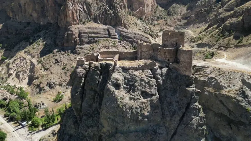 Türkiye'de ayakta duran bin yıllık ihtişam. Orta Çağ filmlerinden fırlamış gibi 1 Türkiye'de ayakta duran bin yıllık ihtişam. Orta Çağ filmlerinden fırlamış gibi 1