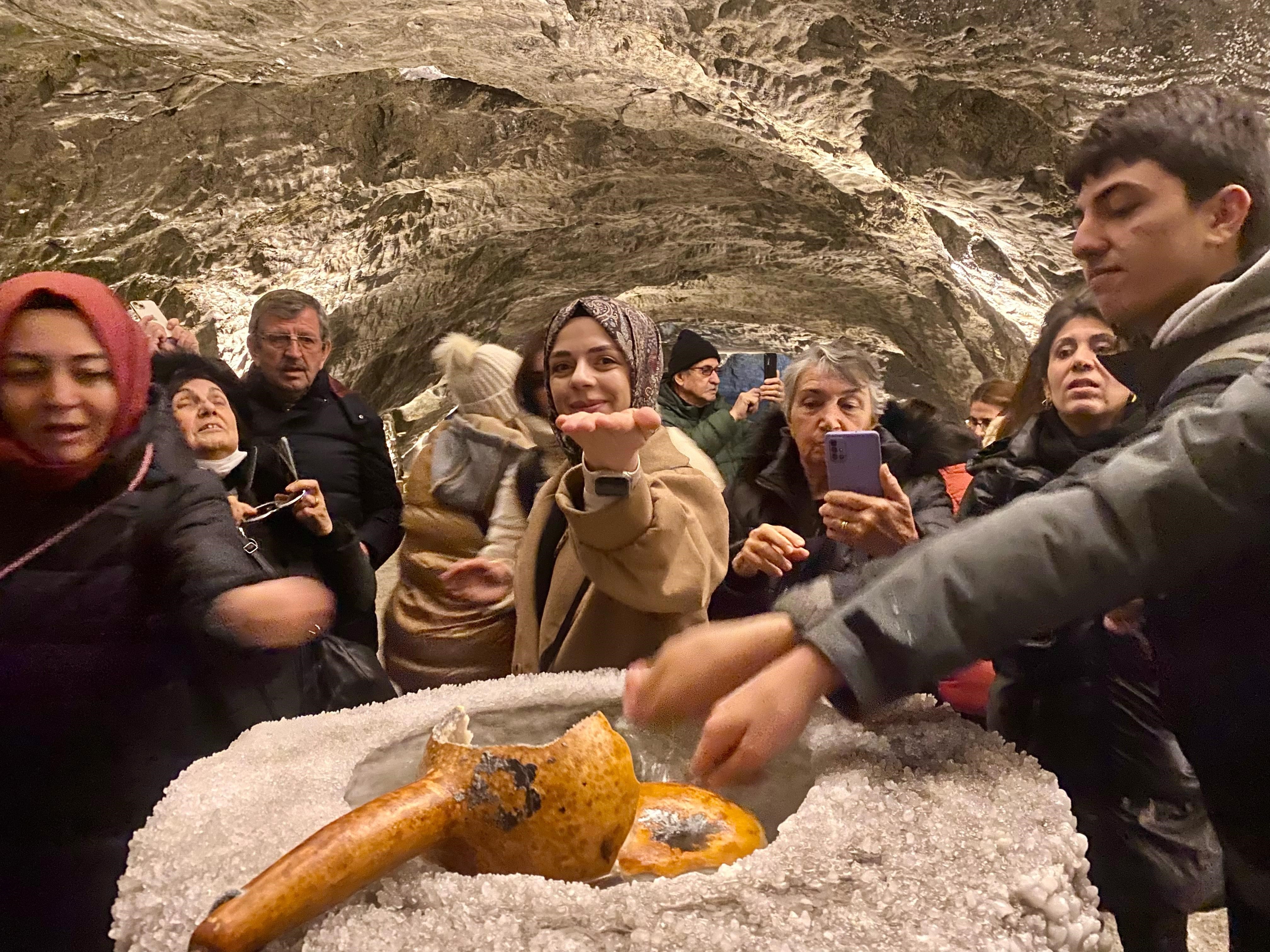 Yerin 150 metre altında şifa arıyorlar. Astım ve KOAH hastaları buraya koşuyor