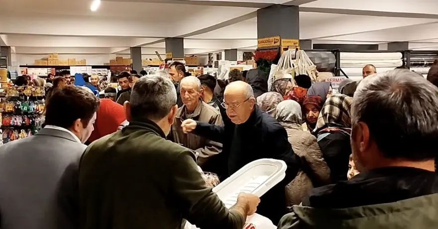 19 liralık fiyatı duyan koştu, cadde trafiğe kapandı 1