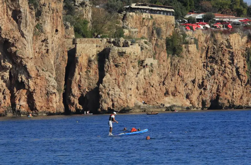 Aynı fotoğrafta hem yaz hem kış! Bir yanda kar yağışı, diğer yanda denize girenler 2