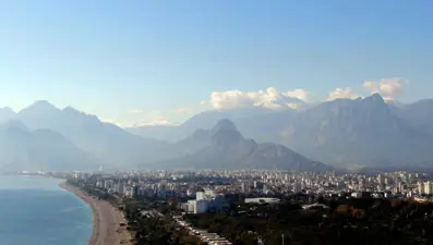 Aynı fotoğrafta hem yaz hem kış! Bir yanda kar yağışı, diğer yanda denize girenler