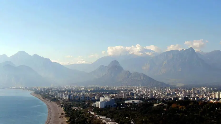 Aynı fotoğrafta hem yaz hem kış! Bir yanda kar yağışı, diğer yanda denize girenler