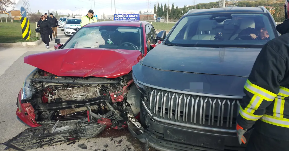 Aday sürücü direksiyon sınavında kaza yaptı. 4 yaralı