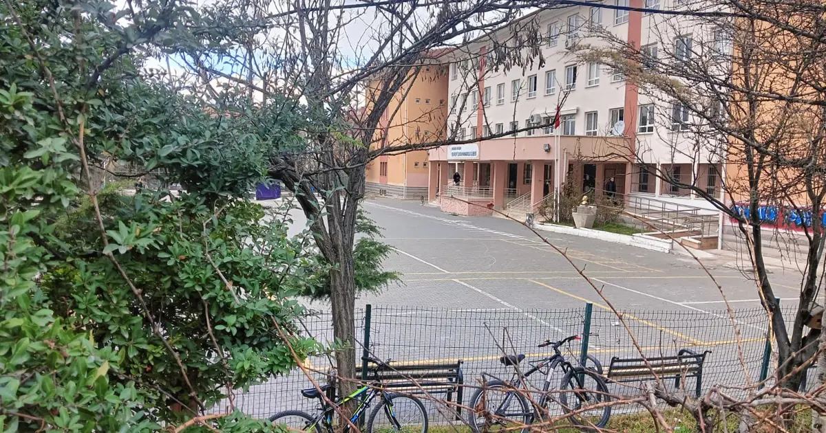 Kız öğrencilerine cinsel organının fotoğrafını gönderen öğretmen tutuklandı