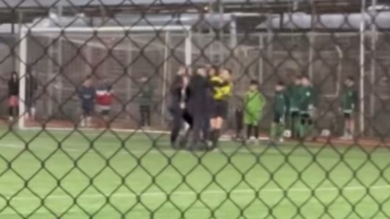 Çocukların maçında kadın hakeme şiddet