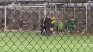 Çocukların maçında kadın hakeme şiddet