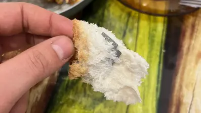 Kahvaltı yaparken ekmeğin içinden jilet çıktı