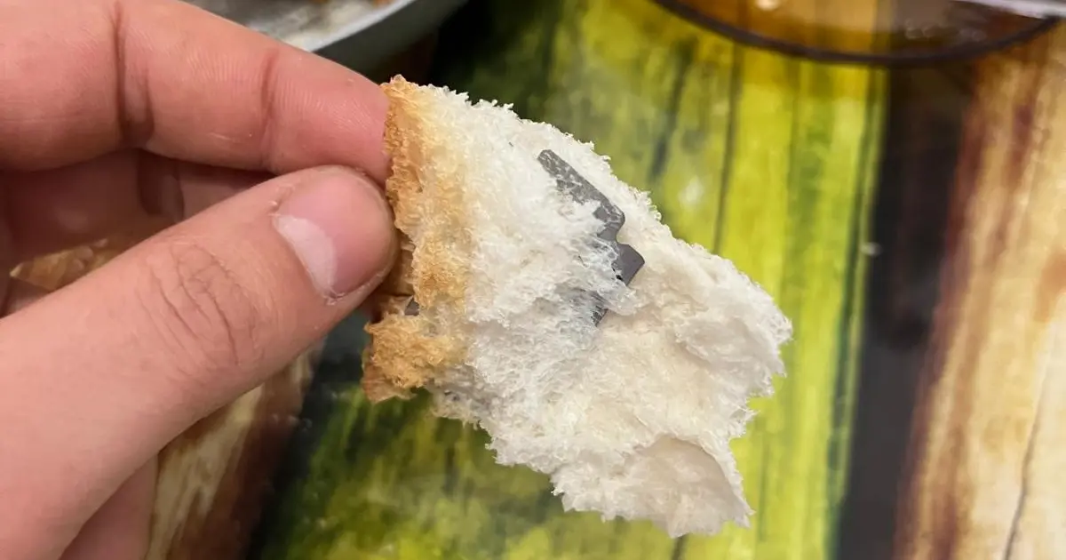 Kahvaltı yaparken ekmeğin içinden jilet çıktı