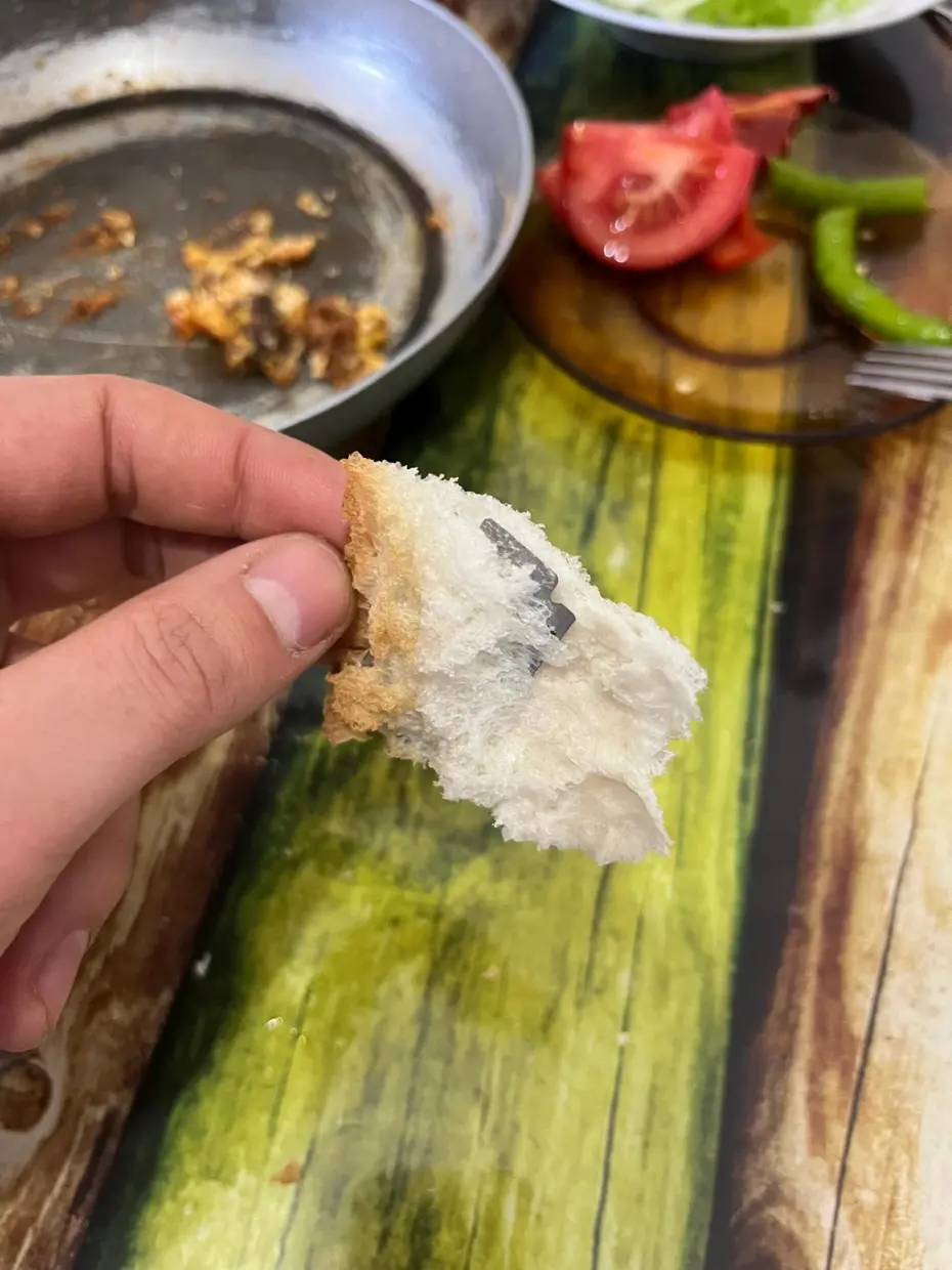 Kahvaltı yaparken ekmeğin içinden jilet çıktı