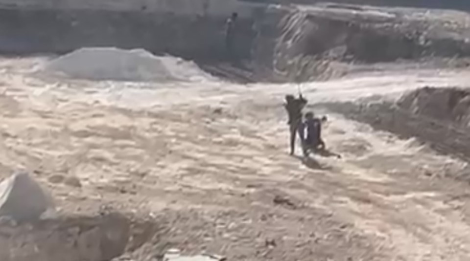 Okul inşaatında çocuk işçiye dayak. Görüntüler tepki çekti