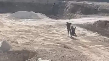 Okul inşaatında çocuk işçiye dayak. Görüntüler tepki çekti