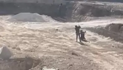 Okul inşaatında çocuk işçiye dayak. Görüntüler tepki çekti