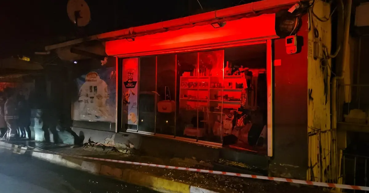 Sarıyer’de zemininde kayma oluşan bina gecekonduya yaslandı