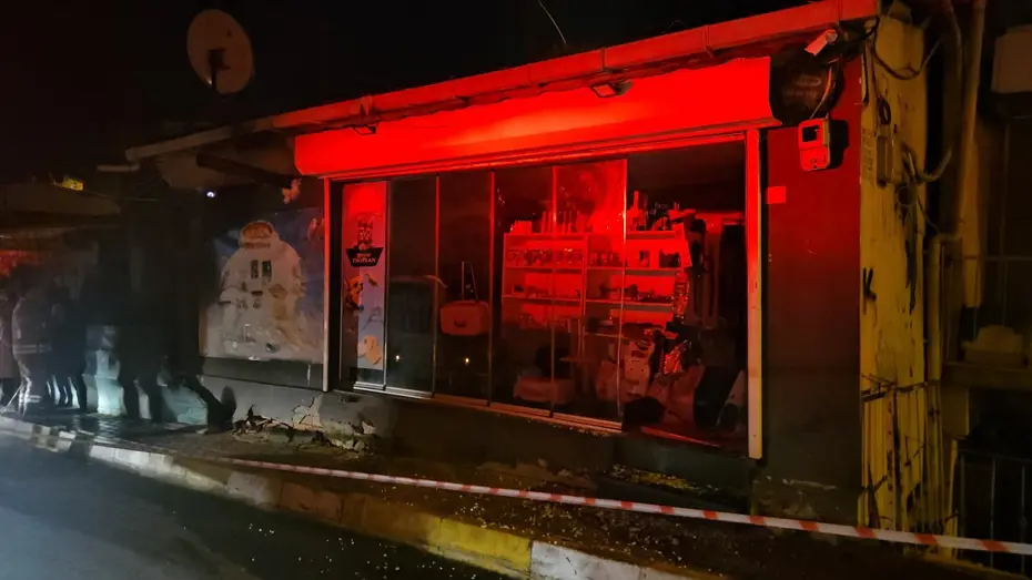 Sarıyer’de zemininde kayma oluşan bina gecekonduya yaslandı