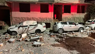 Zeytinburnu’nda binanın çatısı çöktü. Park halindeki araçlar hurdaya döndü