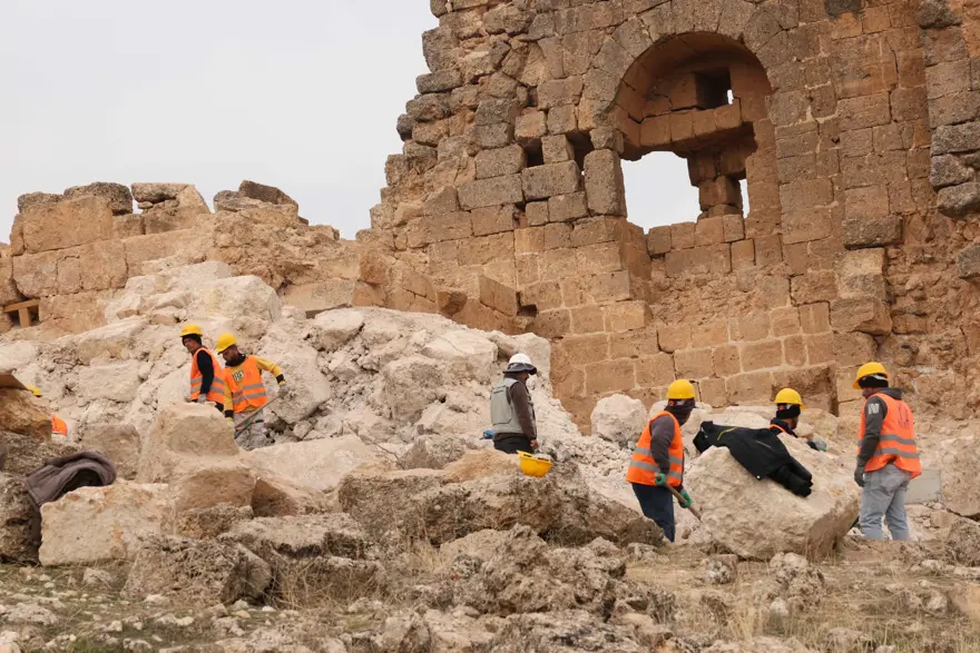 Zerzevan Kalesi'ndeki kazılar ve restorasyon çalışmaları devam ediyor 