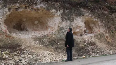 Yolun kenarına mağaralar açıldı, nedeni herkesi şaşırttı ''Buraları Ferhat gibi kazmışlar''