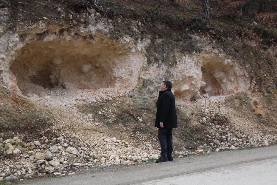Yolun kenarına mağaralar açıldı, nedeni herkesi şaşırttı ''Buraları Ferhat gibi kazmışlar''