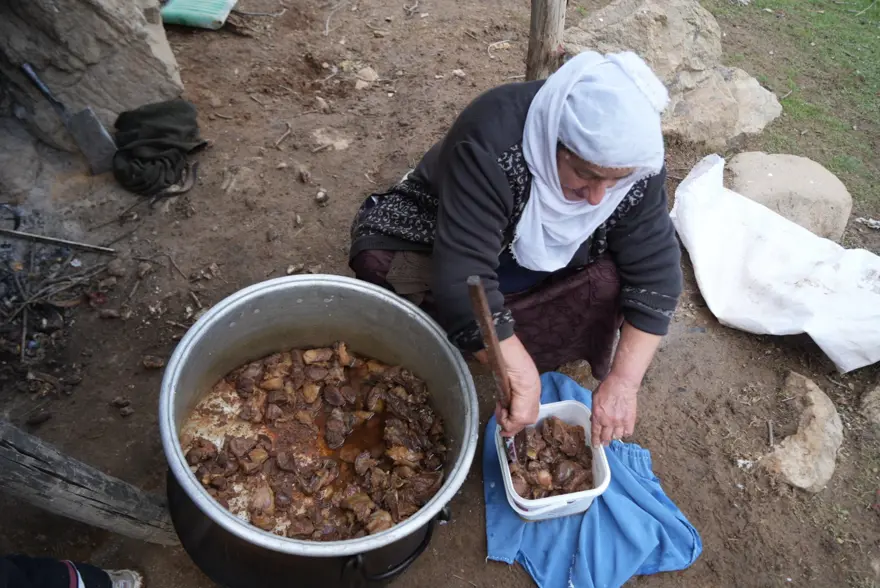 Sabahın erken saatlerinde kazanlarda kaynatılıyor. Meşe odununda asırlık gelenek 1