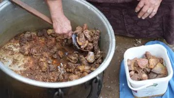Sabahın erken saatlerinde kazanlarda kaynatılıyor. Meşe odununda asırlık gelenek