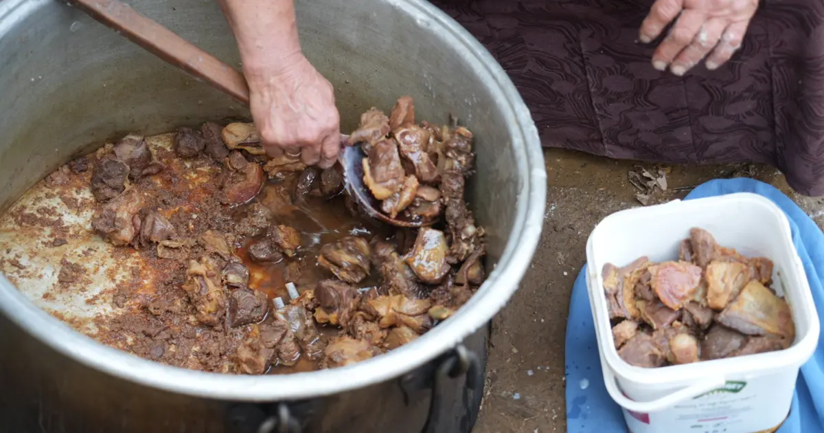 Sabahın erken saatlerinde kazanlarda kaynatılıyor. Meşe odununda asırlık gelenek