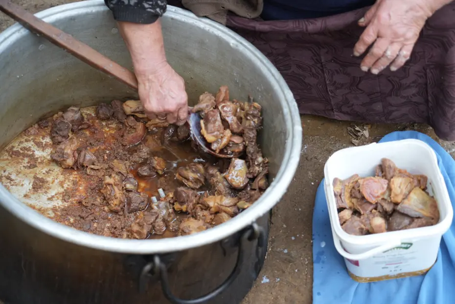 Sabahın erken saatlerinde kazanlarda kaynatılıyor. Meşe odununda asırlık gelenek