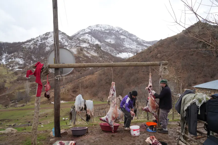 Sabahın erken saatlerinde kazanlarda kaynatılıyor. Meşe odununda asırlık gelenek 