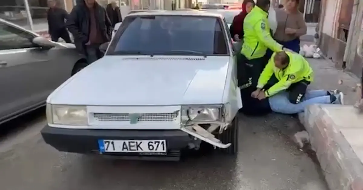 Drift atıp polisten kaçan ehliyetsiz sürücü, 3 araca çarptı