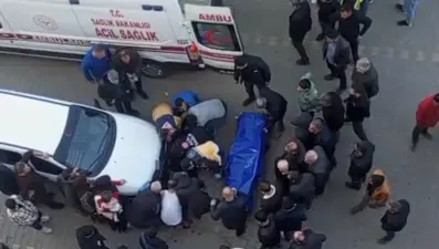 Boşanmak isteyen eşini çocuğunun yanında katletti