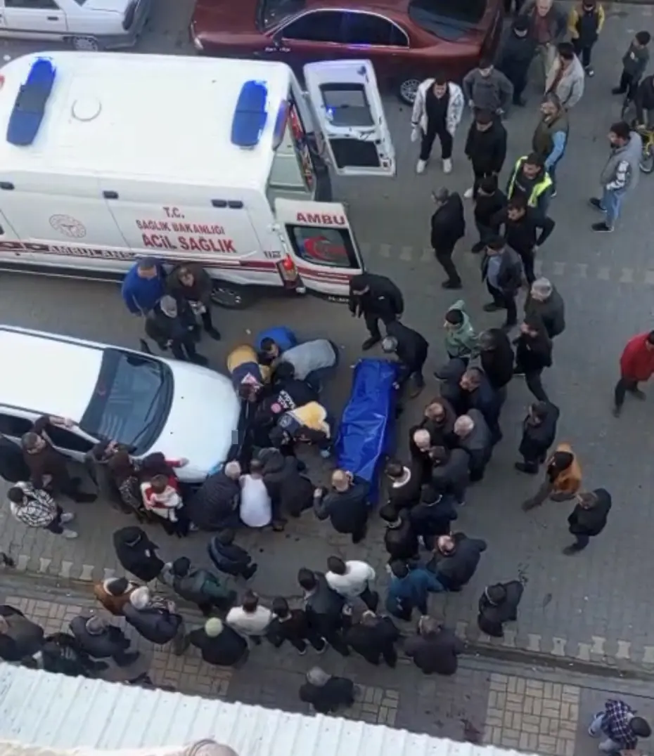 Boşanmak isteyen eşini çocuğunun yanında katletti