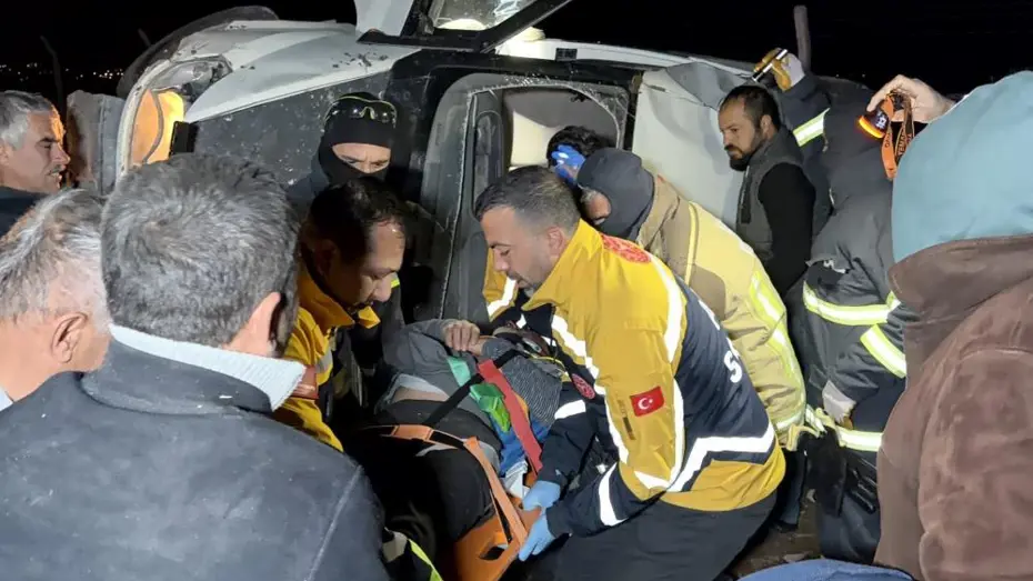 Kontrolden çıkan minibüs, şarampole devrildi: Yaralılar var