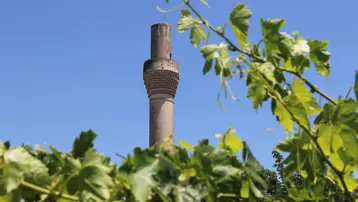 Halk arasında "Kırık Minare" diyorlar. Cami bölümü yok ama 200 yıldır ayakta
