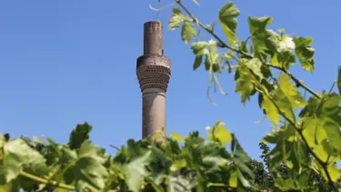 Halk arasında "Kırık Minare" diyorlar. Cami bölümü yok ama 200 yıldır ayakta