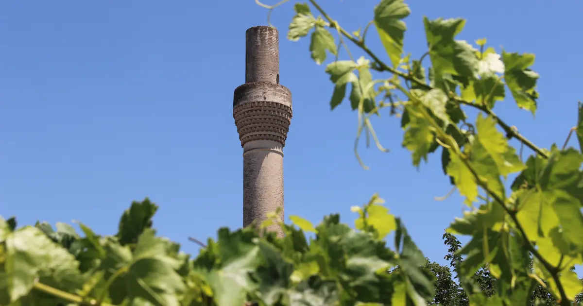 Halk arasında "Kırık Minare" diyorlar. Cami bölümü yok ama 200 yıldır ayakta