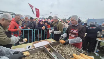 3 ton ücretsiz dağıtıldı, izdiham yaşandı. Metrelerce kuyruk