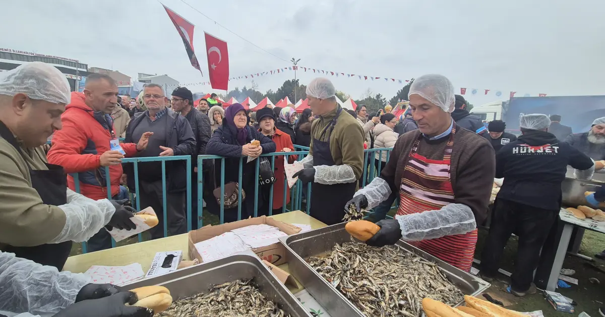 3 ton ücretsiz dağıtıldı, izdiham yaşandı. Metrelerce kuyruk