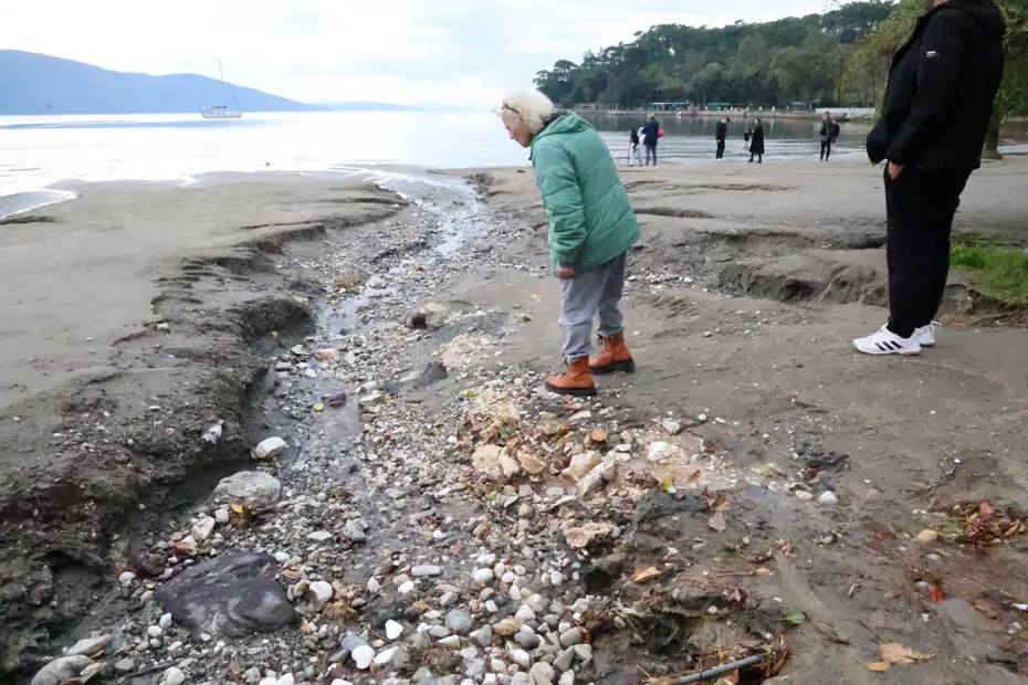 Deniz suyu 10 metre çekildi. Sağanak yağmur sahili tahrip etti